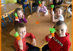 Dzieci pokazują swoją marchewkę z rolki po papierze